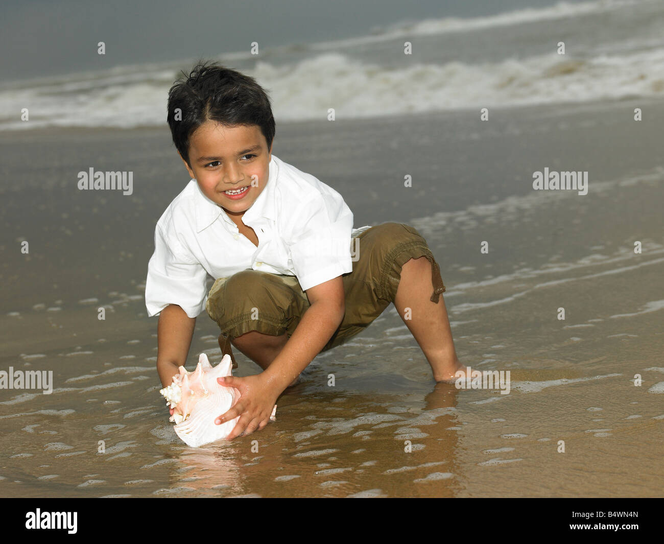 Asian boy d'origine indienne à la mer Banque D'Images