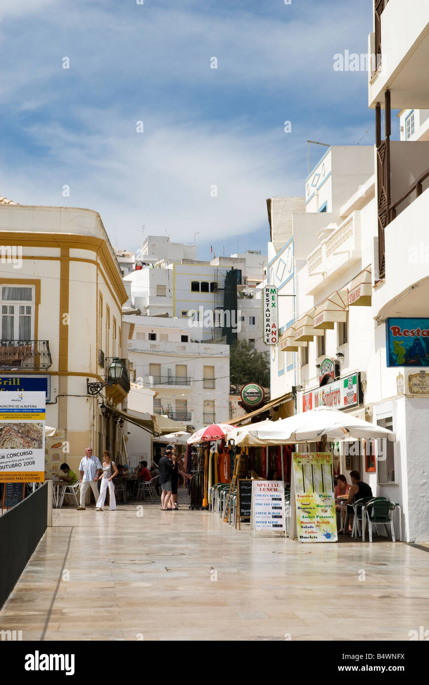 Une zone commerçante pavée à Albufeira, Portugal. Banque D'Images