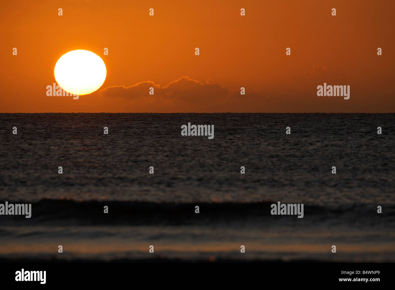 Le lever de soleil sur la mer d'irlande tôt le matin sur la plage de Newcastle, comté de Down en Irlande du Nord Banque D'Images