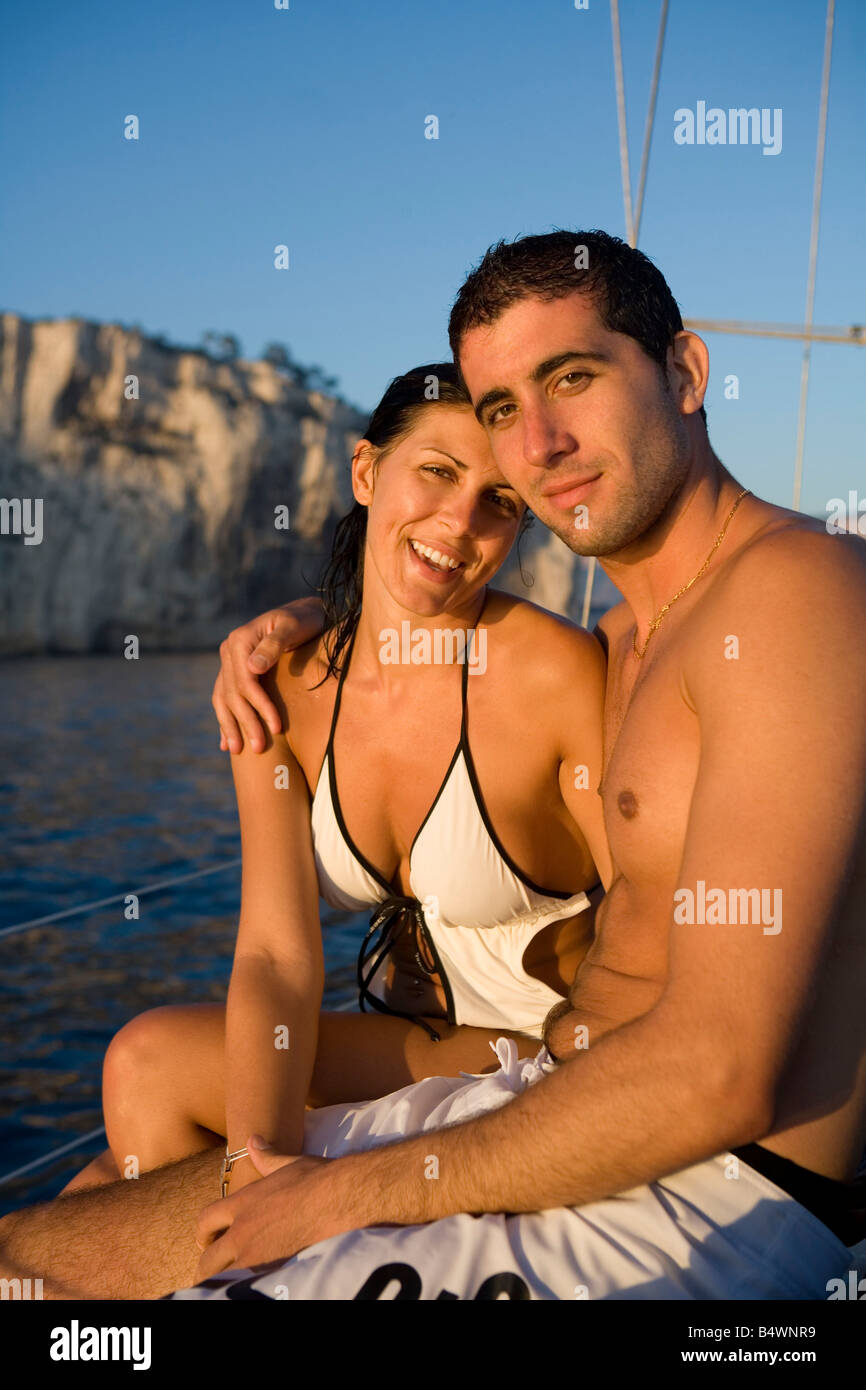 Portrait jeune couple sur voilier Banque D'Images