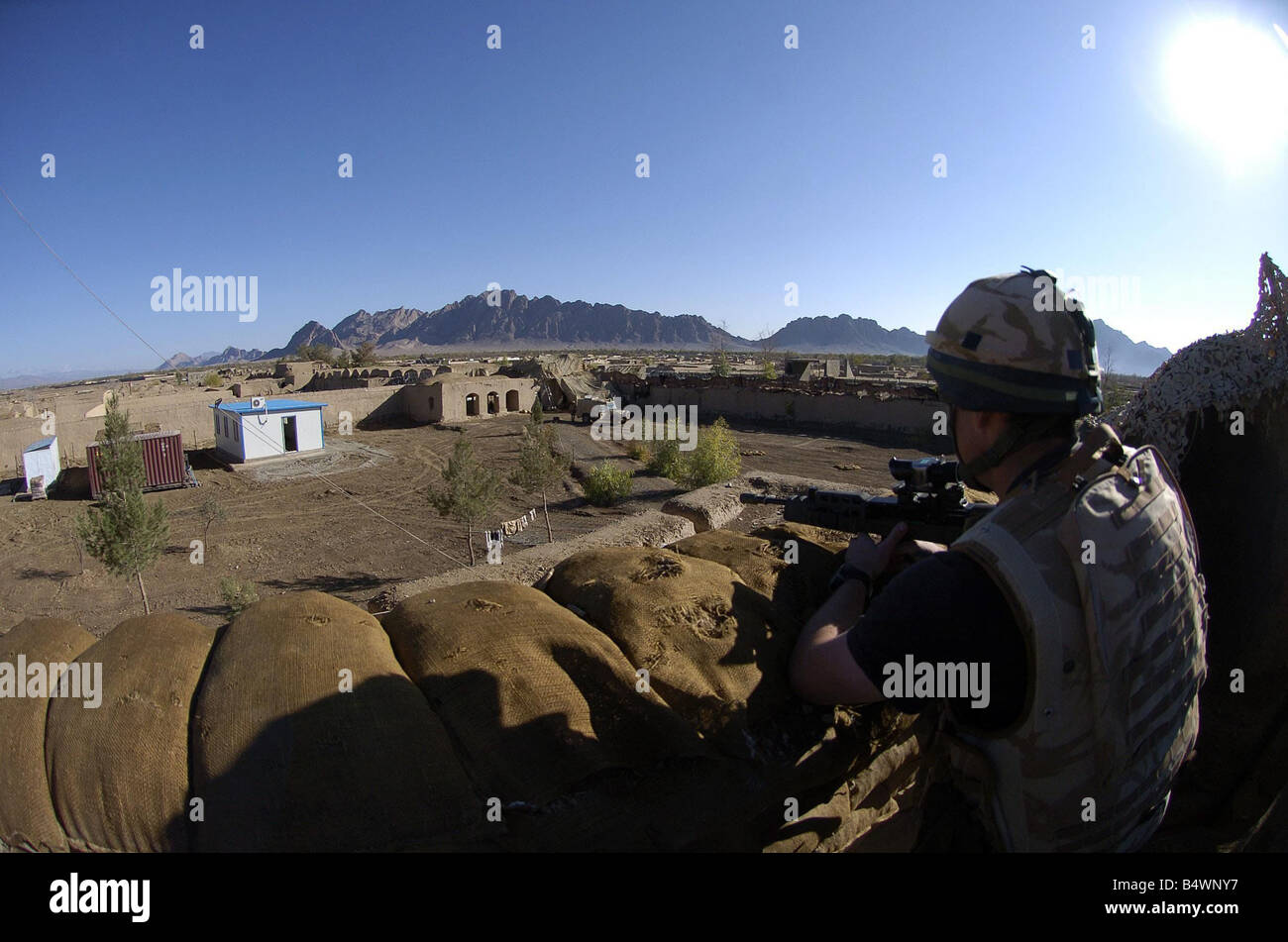 Membre de la société K Royal Marine Commando 42 vu ici en haut de la tour de contrôle à distance le plus Nowzad bataille marquée avant-poste de l'OTAN en Afghanistan dans la province de Helmand volatile s'il est pratiquement entouré par des combattants talibans loyaux et villages, il est situé à 50 kilomètres de Camp Bastion, les forces britanniques du renseignement de l'administration centrale principale suggère que l'armée des Talibans forte 120 ici a été renforcée par des djihadistes pakistanais voulant martyr eux-mêmes contre les Britanniques Novembre 2006 Banque D'Images