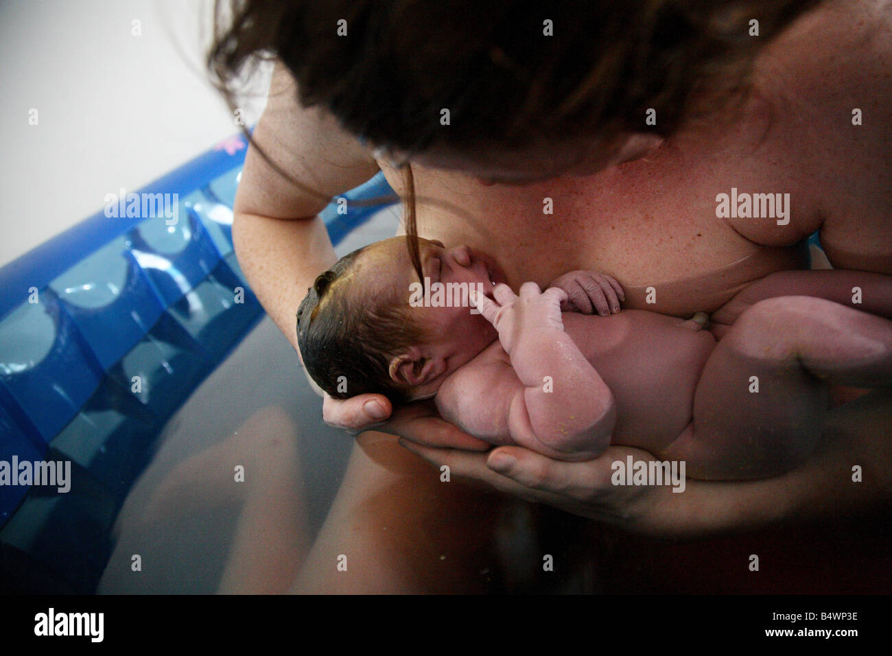 La naissance de l'eau à la maison, la mère et l'enfant Banque D'Images