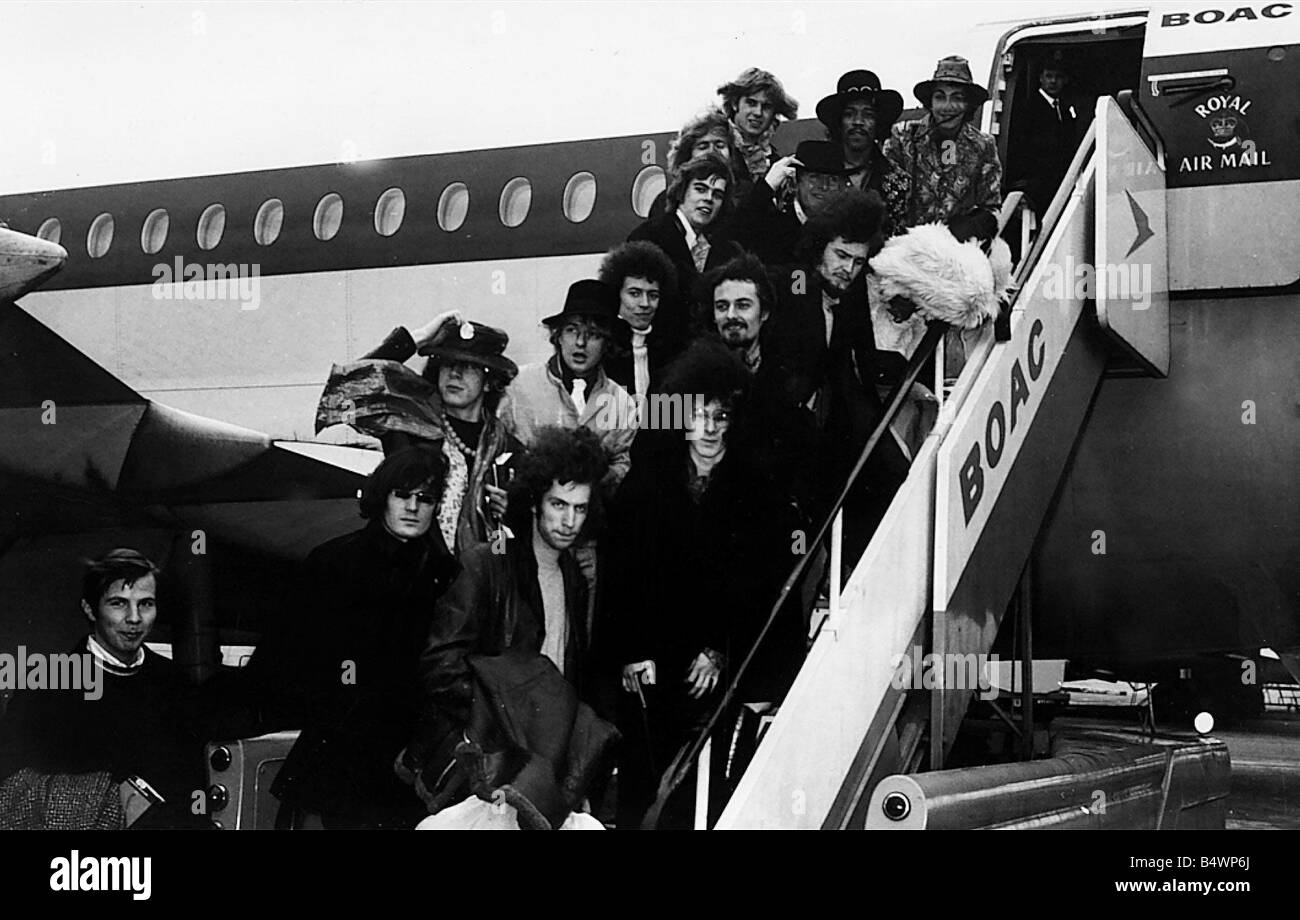 Des groupes pop dont le Jimi Hendrix Experience et les Byrds se tient en dehors de l'entrée de l'avion 1968 Banque D'Images