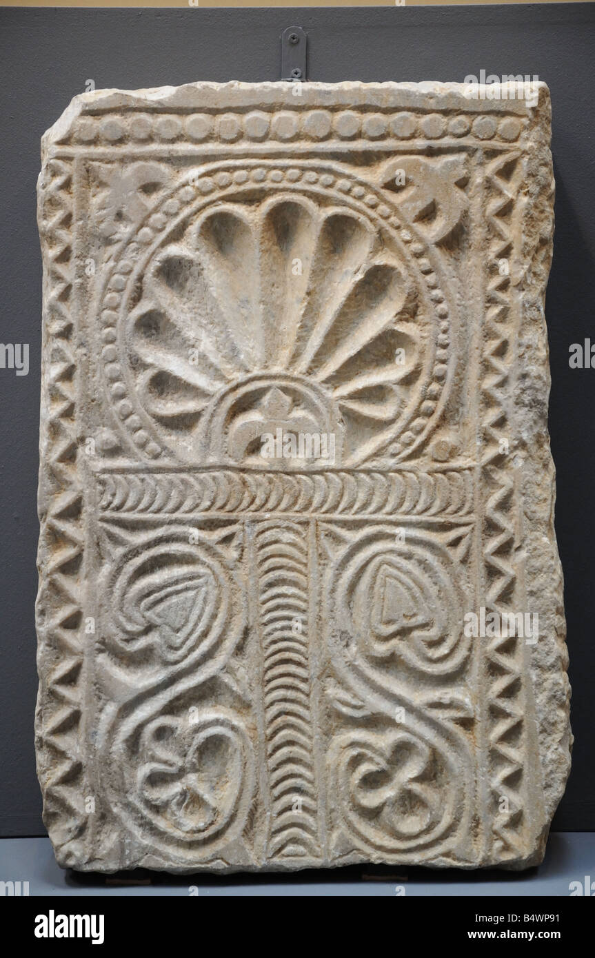 Une plaque de décharge en musée national d'art romain MÉRIDA Estrémadure Espagne La plaque présente une conception symétrique et shell Banque D'Images