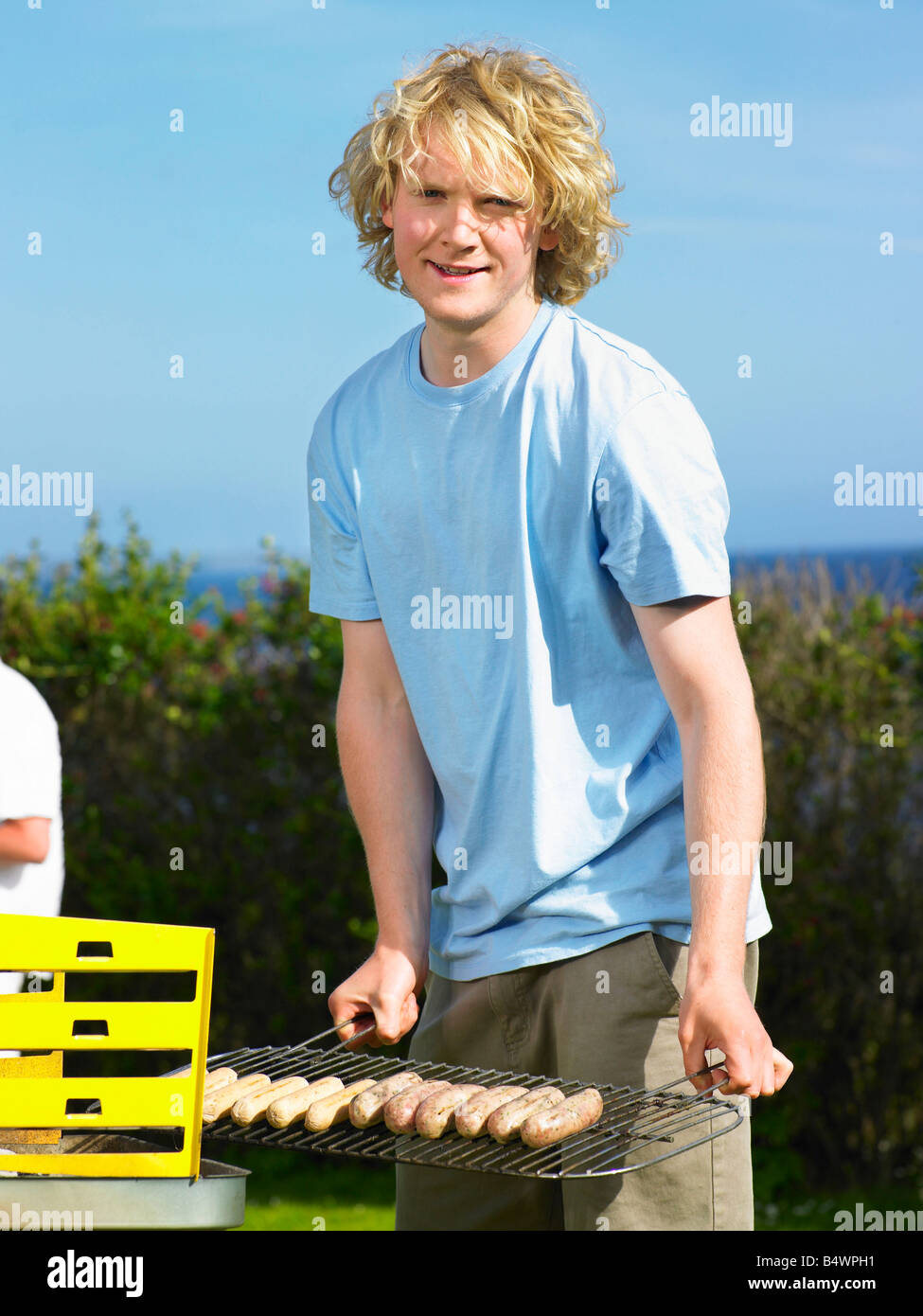 Avec l'homme à côté de saucisses barbecue Banque D'Images