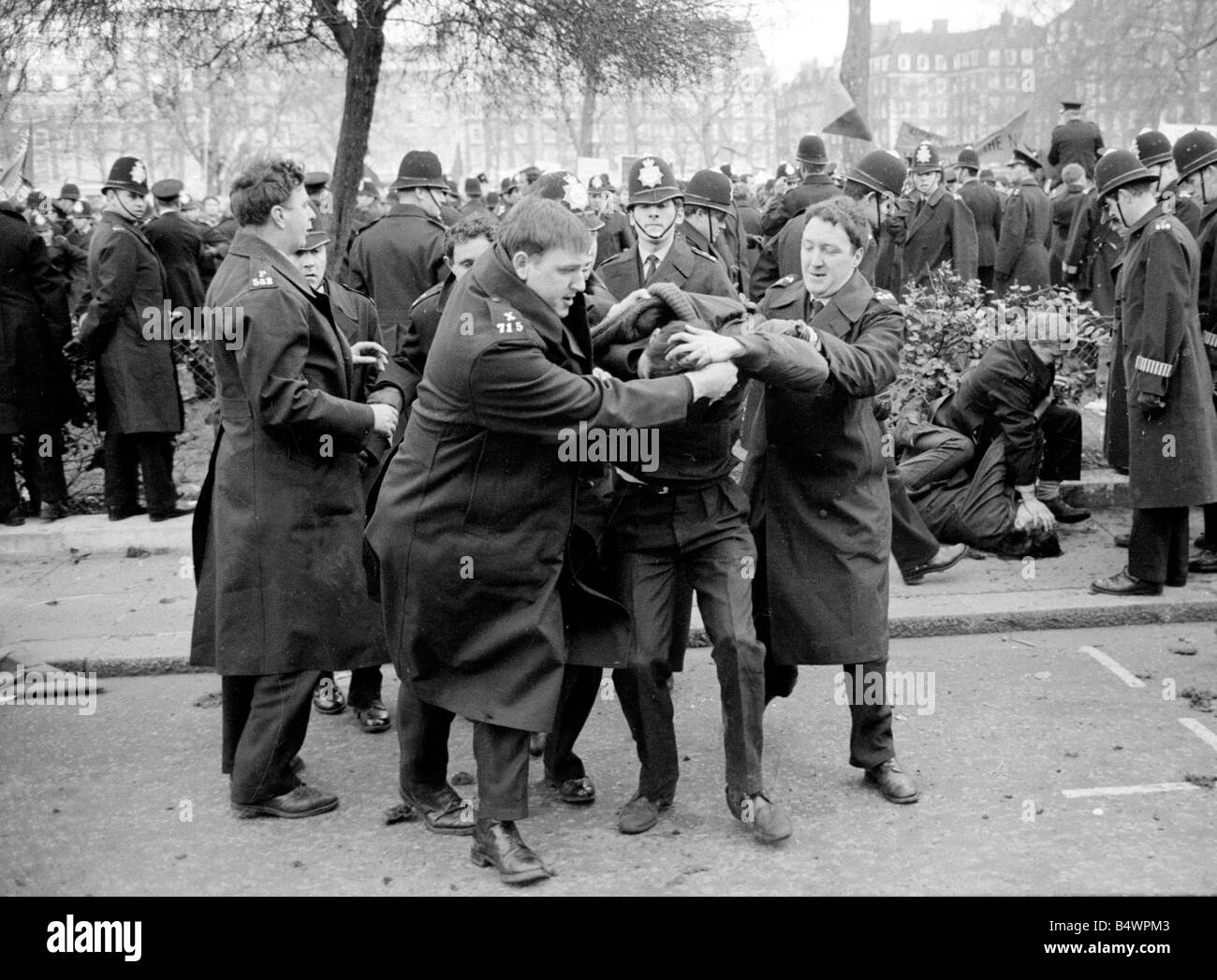 Une manifestation devant l'ambassade américaine à Londres, Grosvenor Square contre la participation des États-Unis à la guerre du Vietnam, mène à la violence avec la police 91 blessés et 200 manifestants arrêtés.;Mars 1968;Y DM2615-19c Banque D'Images