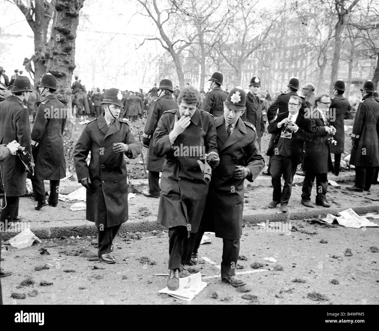 Une manifestation devant l'ambassade américaine à Londres, Grosvenor Square contre la participation des États-Unis à la guerre du Vietnam, mène à la violence avec la police 91 blessés et 200 manifestants arrêtés.;Mars 1968;Y DM2615-28c Banque D'Images