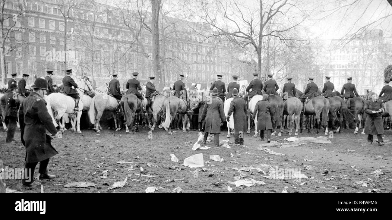 Une manifestation devant l'ambassade américaine à Londres, Grosvenor Square contre la participation des États-Unis à la guerre du Vietnam, mène à la violence avec la police 91 blessés et 200 manifestants arrêtés.;Mars 1968;Y DM2615-29c Banque D'Images