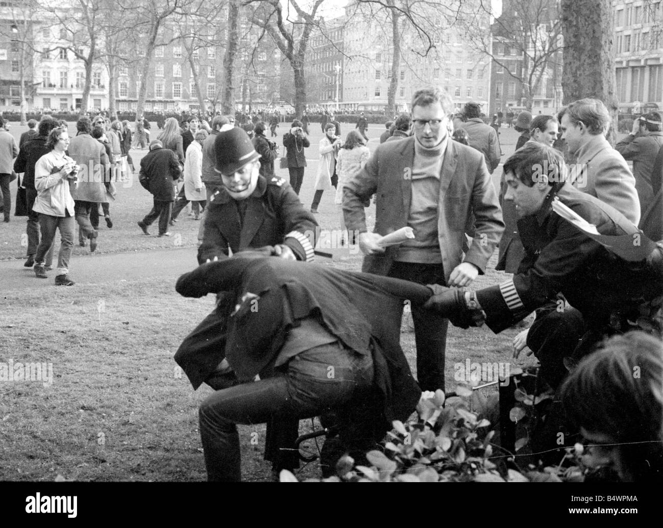Une manifestation devant l'ambassade américaine à Londres, Grosvenor Square contre la participation des États-Unis à la guerre du Vietnam, mène à la violence avec la police 91 blessés et 200 manifestants arrêtés.;Mars 1968;Y DM2615-17b Banque D'Images