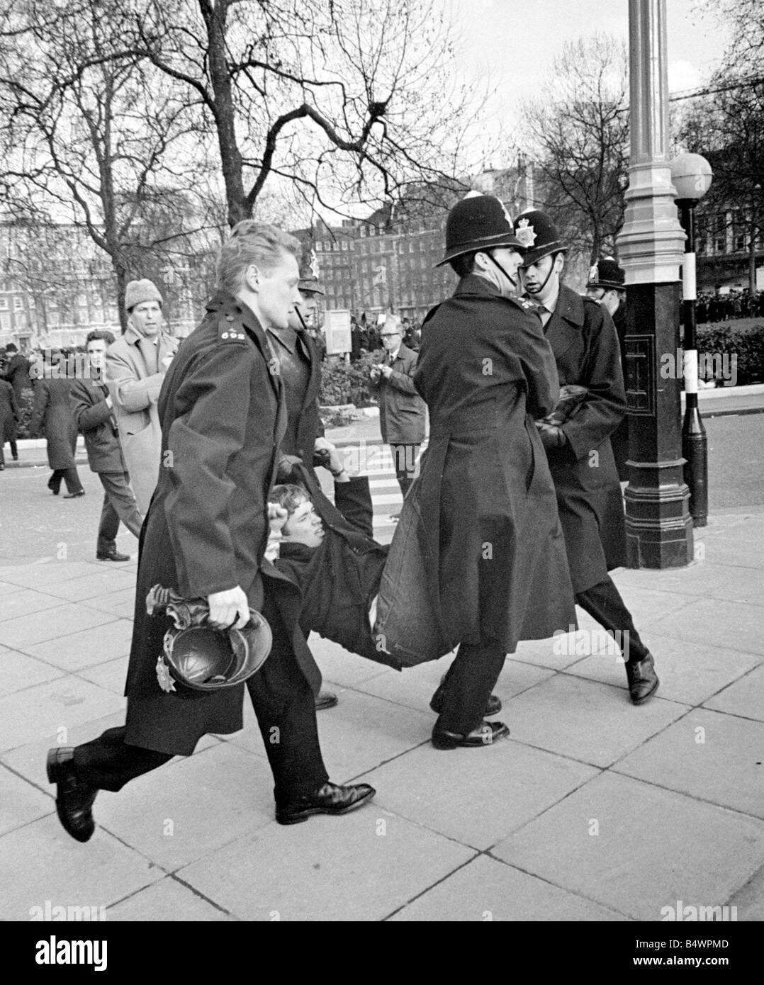 Une manifestation devant l'ambassade américaine à Londres, Grosvenor Square contre la participation des États-Unis à la guerre du Vietnam, mène à la violence avec la police 91 blessés et 200 manifestants arrêtés.;Mars 1968;Y DM2615-25d Banque D'Images