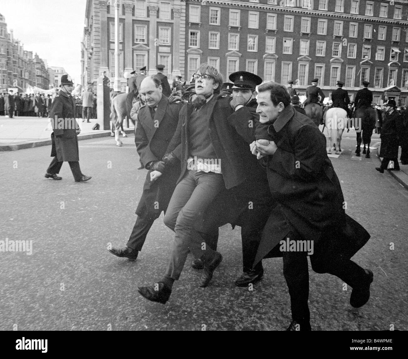Une manifestation devant l'ambassade américaine à Londres, Grosvenor Square contre la participation des États-Unis à la guerre du Vietnam, mène à la violence avec la police 91 blessés et 200 manifestants arrêtés.;Mars 1968;Y DM2615-26d Banque D'Images