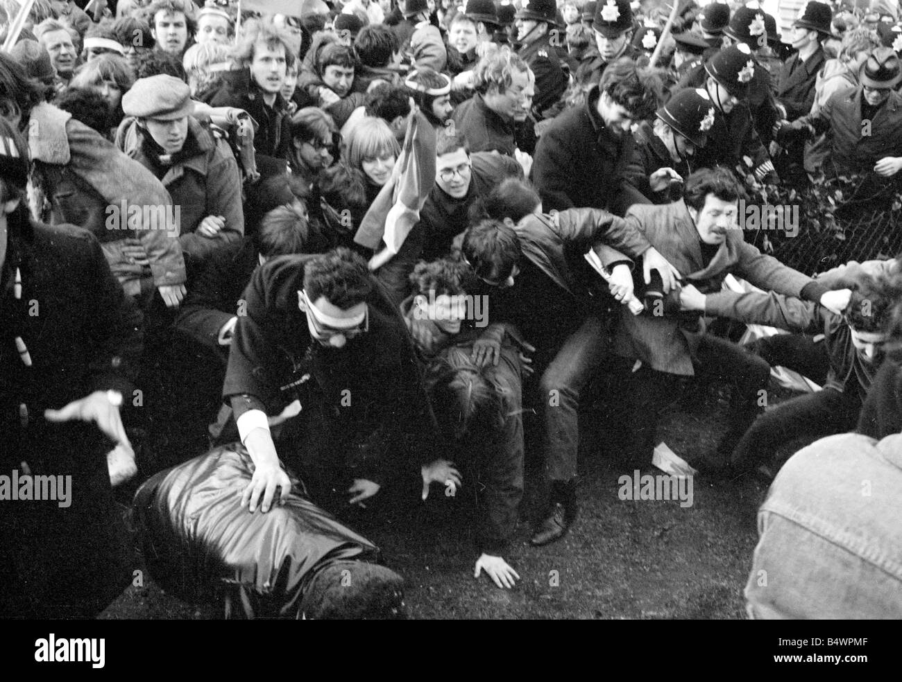 Une manifestation devant l'ambassade américaine à Londres, Grosvenor Square contre la participation des États-Unis à la guerre du Vietnam, mène à la violence avec la police 91 blessés et 200 manifestants arrêtés.;Mars 1968;Y DM2615-31b Banque D'Images