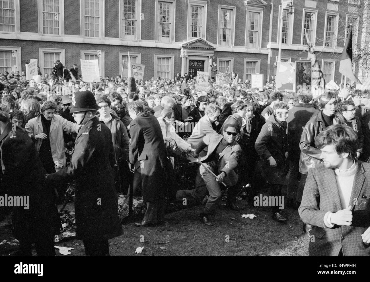 Une manifestation devant l'ambassade américaine à Londres, Grosvenor Square contre la participation des États-Unis à la guerre du Vietnam, mène à la violence avec la police 91 blessés et 200 manifestants arrêtés.;Mars 1968;Y DM2615-22b Banque D'Images