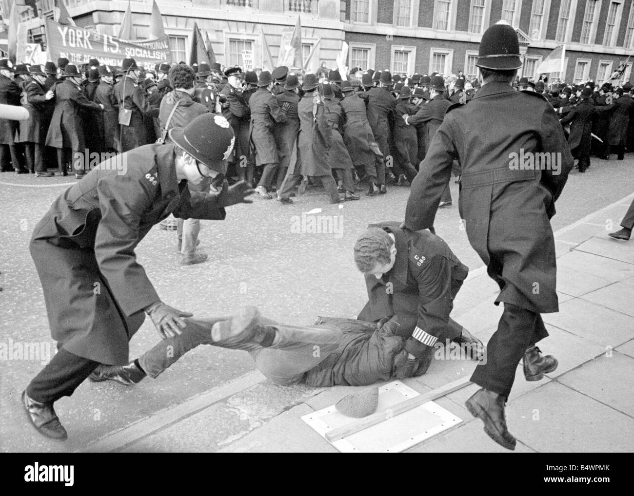 Une manifestation devant l'ambassade américaine à Londres, Grosvenor Square contre la participation des États-Unis à la guerre du Vietnam, mène à la violence avec la police 91 blessés et 200 manifestants arrêtés.;Mars 1968;Y DM2615-20d Banque D'Images