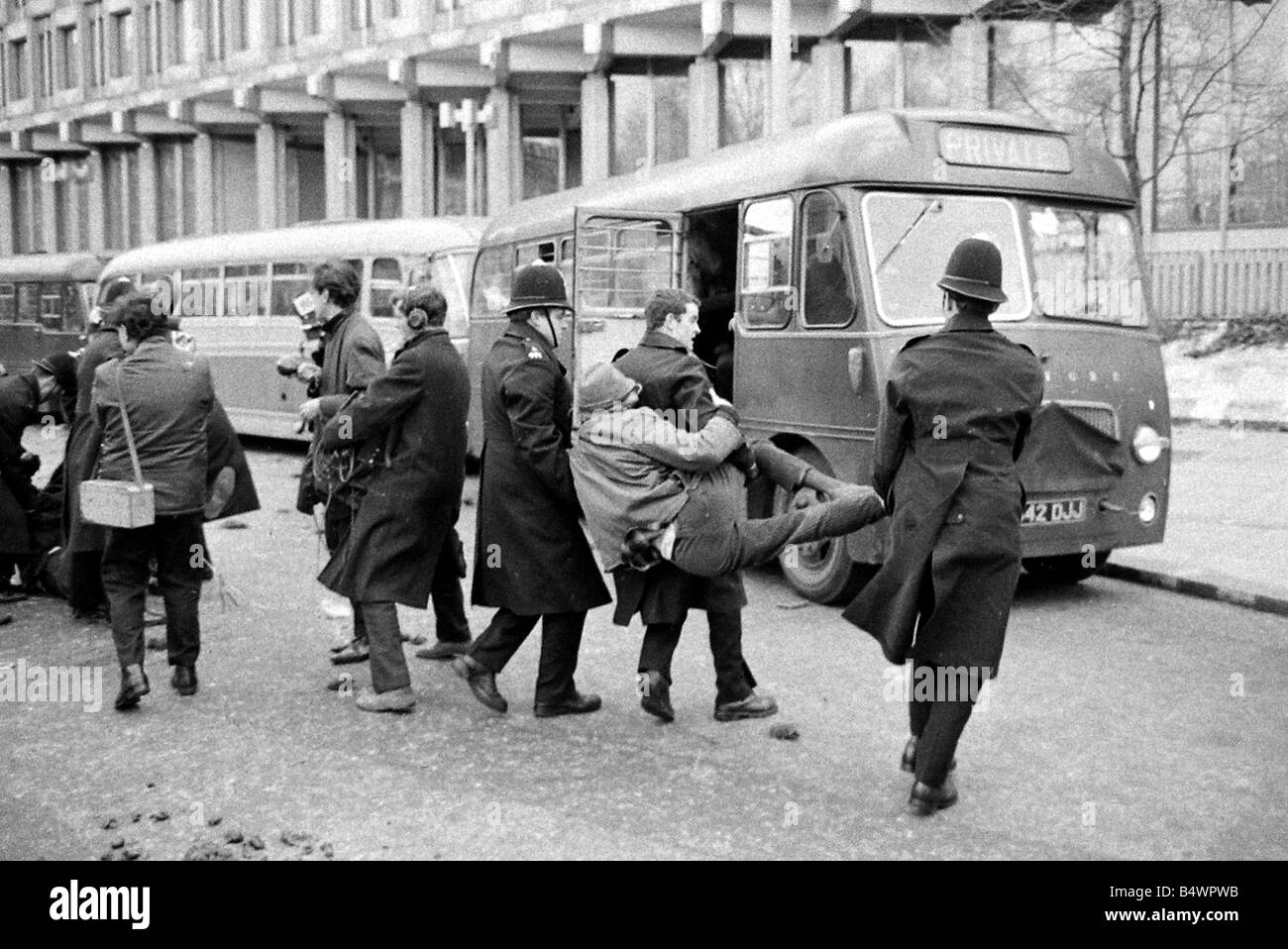 Un manifestant est emmenée au cours des émeutes à l'Ambassade Américaine dans Grosvenor Square sur le conflit du Vietnam en cours Mars 1968 Y2617 7074 13a Banque D'Images Un manifestant est emmenée au cours des émeutes à l'Ambassade Américaine dans Grosvenor Square sur le conflit du Vietnam en cours Mars 1968 Y2617 7074 13a Banque D'Images
