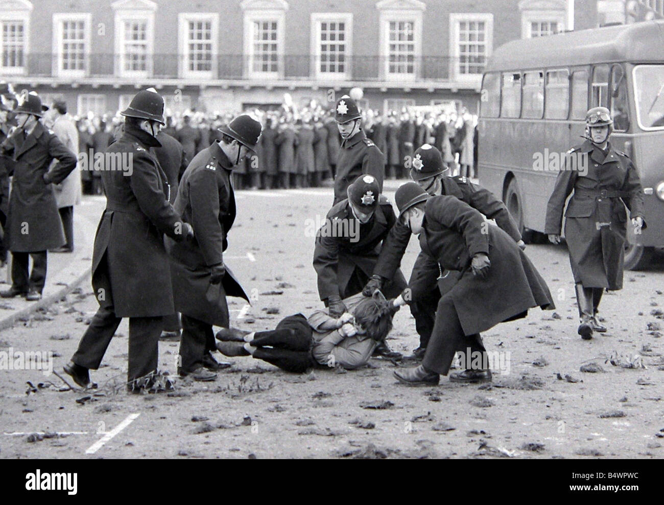 Un manifestant est emmenée au cours des émeutes à l'Ambassade Américaine dans Grosvenor Square sur le conflit du Vietnam en cours Mars 1968 Y2617 7074 12a Banque D'Images Un manifestant est emmenée au cours des émeutes à l'Ambassade Américaine dans Grosvenor Square sur le conflit du Vietnam en cours Mars 1968 Y2617 7074 12a Banque D'Images