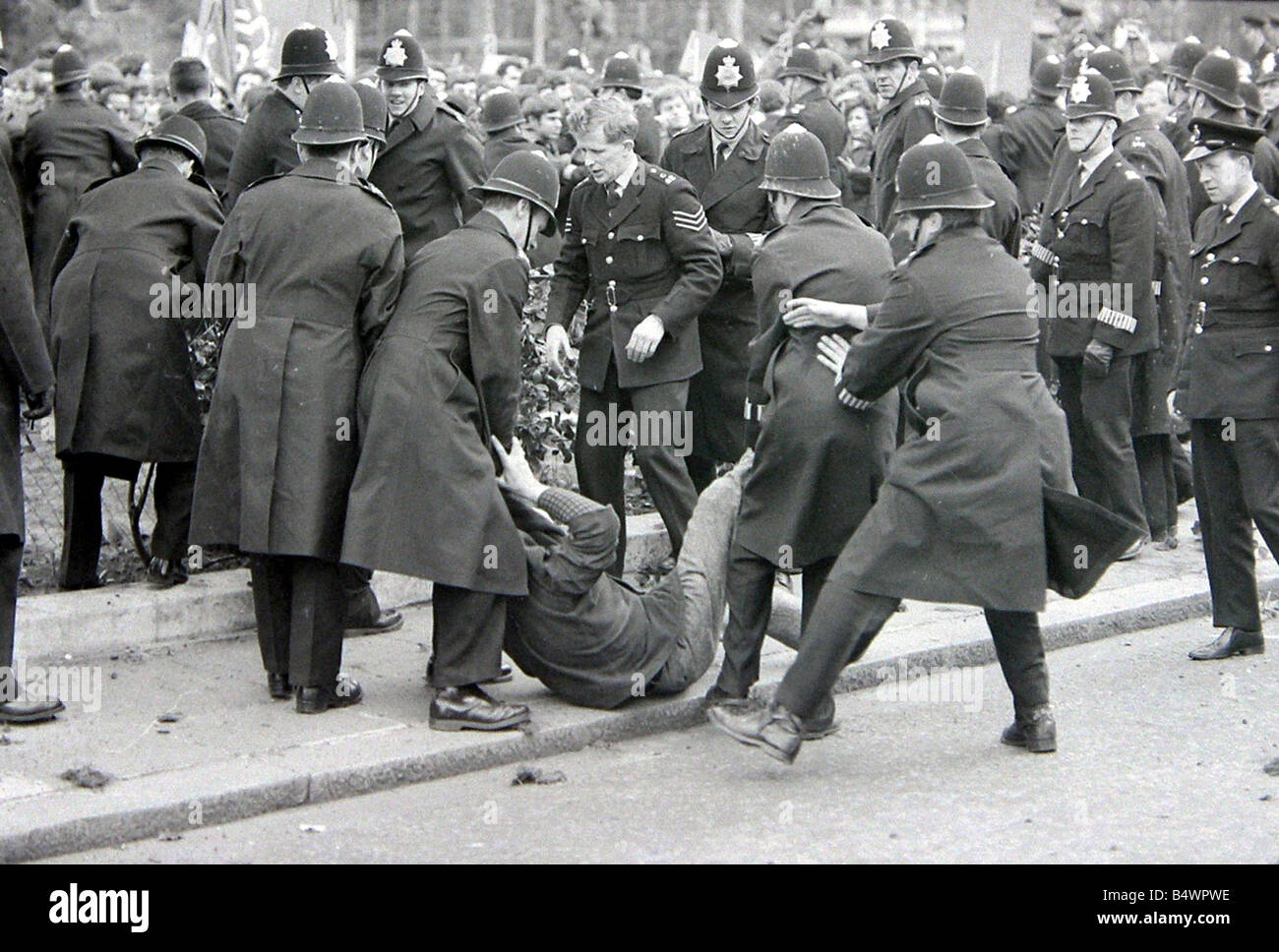 Un manifestant est emmenée au cours des émeutes à l'Ambassade Américaine dans Grosvenor Square sur le conflit du Vietnam en cours Mars 1968 Y2617 7074 10a Banque D'Images Un manifestant est emmenée au cours des émeutes à l'Ambassade Américaine dans Grosvenor Square sur le conflit du Vietnam en cours Mars 1968 Y2617 7074 10a Banque D'Images