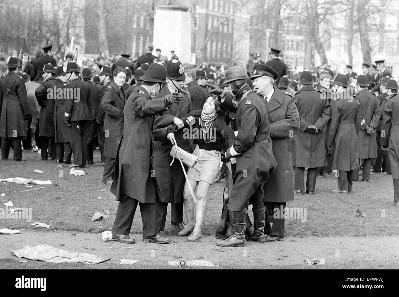 Un manifestant est emmenée au cours des émeutes à l'Ambassade Américaine dans Grosvenor Square sur le conflit du Vietnam en cours Mars 1968 Y2617 7074 6a Banque D'Images Un manifestant est emmenée au cours des émeutes à l'Ambassade Américaine dans Grosvenor Square sur le conflit du Vietnam en cours Mars 1968 Y2617 7074 6a Banque D'Images