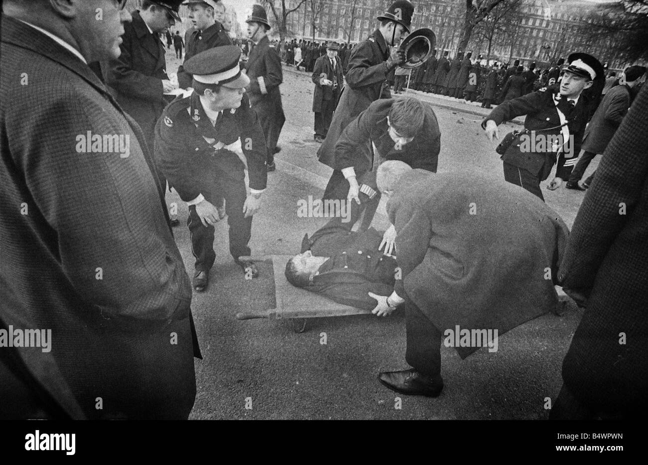 Un manifestant est emmenée lors d'émeutes à 'nous', de l'Ambassade, Grosvenor 'carre' sur le conflit du Vietnam. Mars 1968 Banque D'Images
