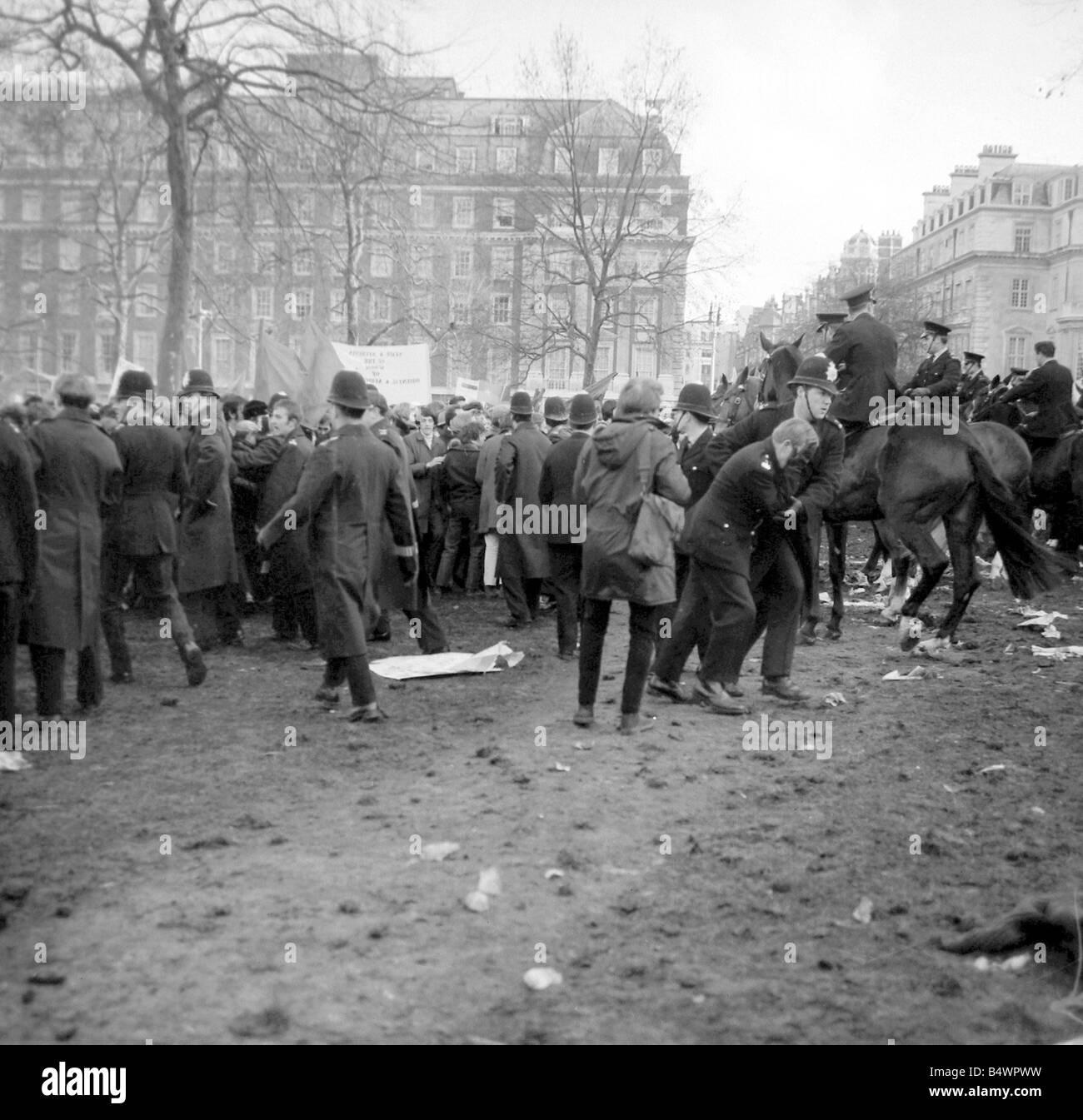 Un manifestant est emmenée au cours des émeutes à l'ambassade, nous 'Grosvenor 'carre'', sur le conflit en cours au Vietnam. Mars 1968 Banque D'Images