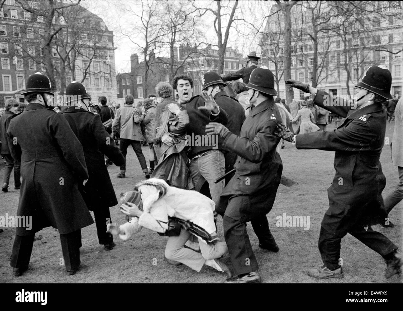 Une manifestation devant l'ambassade américaine à Londres, Grosvenor Square contre la participation des États-Unis à la guerre du Vietnam, mène à la violence avec la police 91 blessés et 200 manifestants arrêtés.;Mars 1968;Y a2616-5DM Banque D'Images