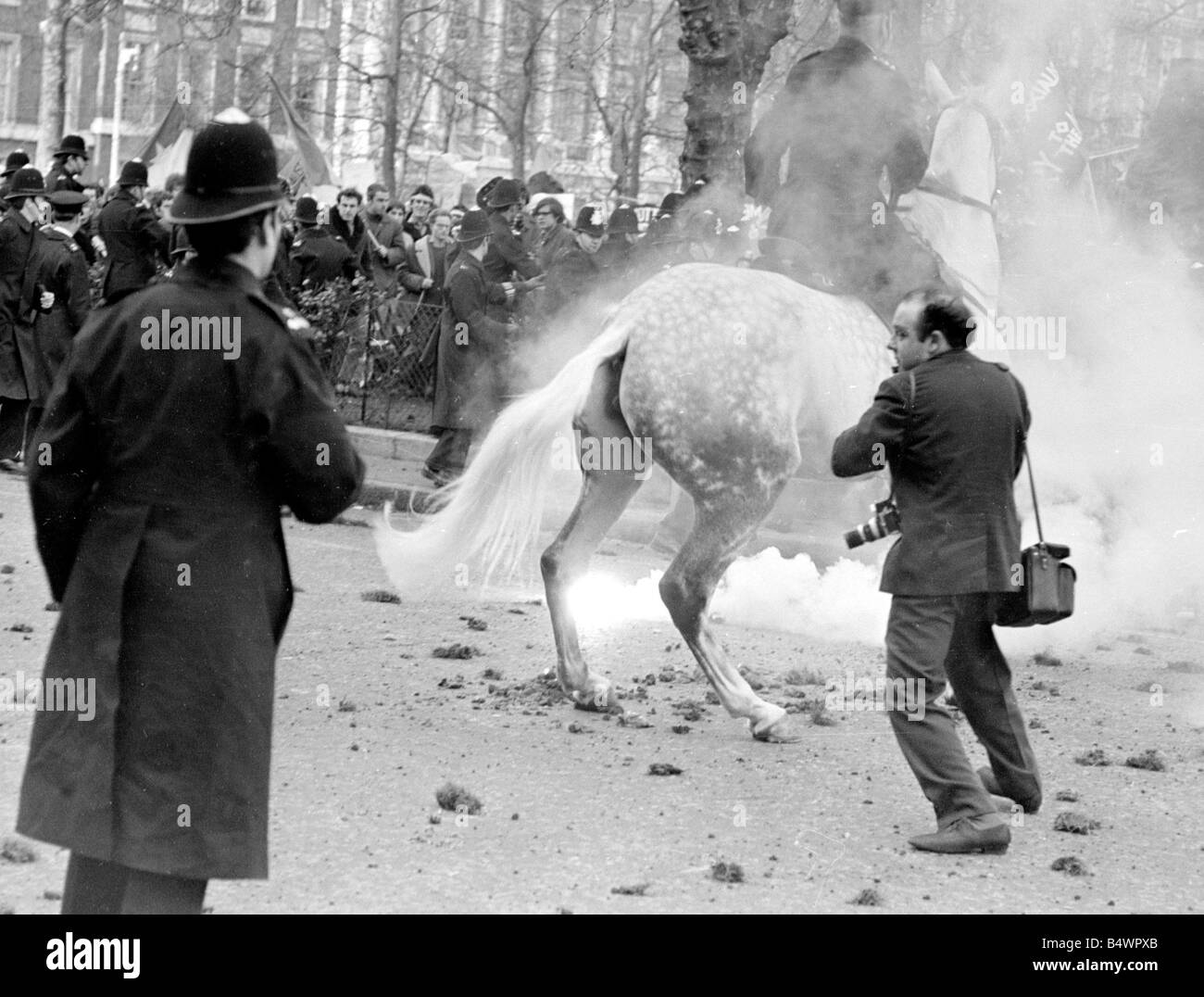 Une manifestation devant l'ambassade américaine à Londres, Grosvenor Square contre la participation des États-Unis à la guerre du Vietnam, mène à la violence avec la police 91 blessés et 200 manifestants arrêtés.;Mars 1968;Y DM2615-24a Banque D'Images