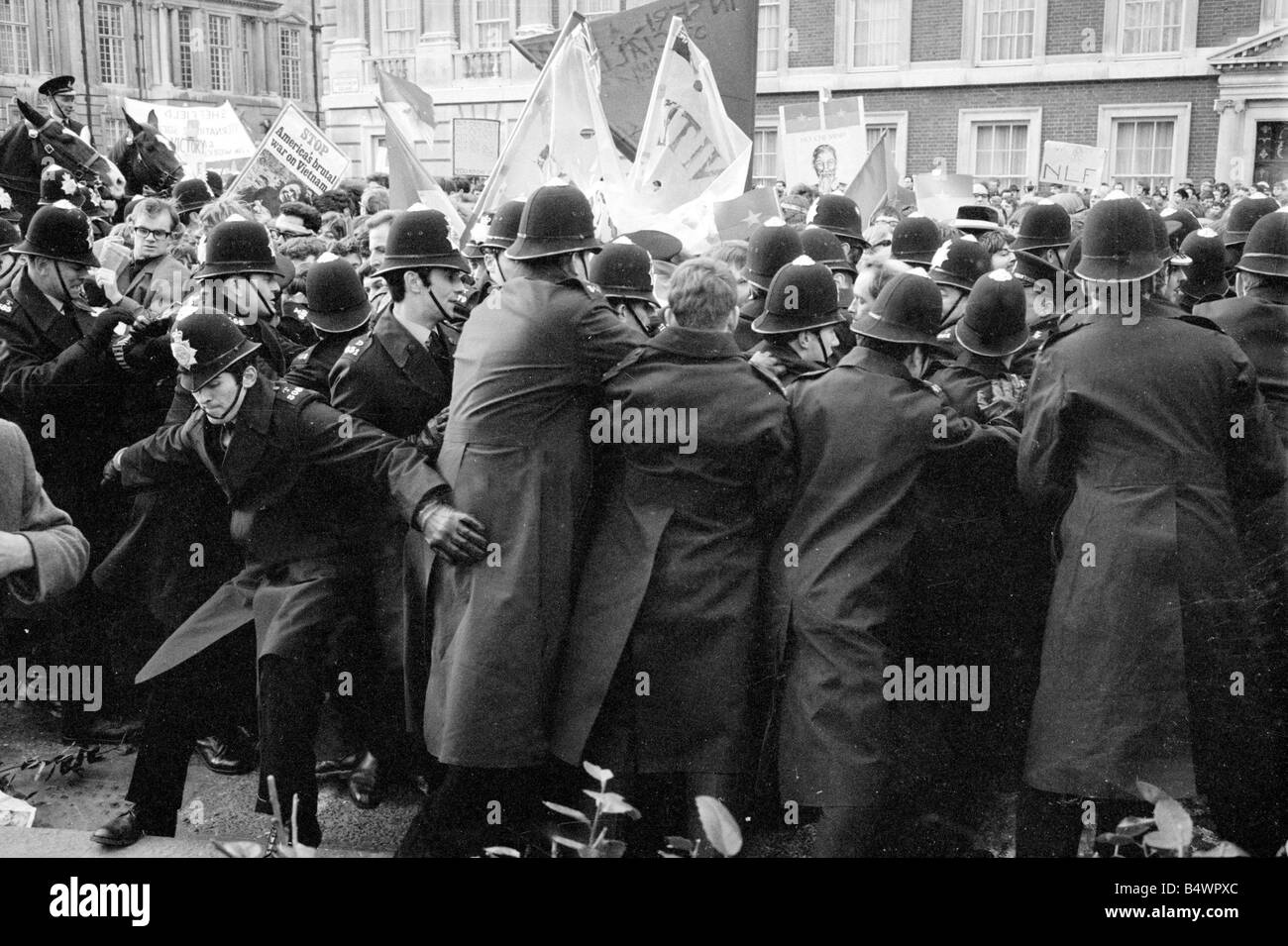 Une manifestation devant l'ambassade américaine à Londres, Grosvenor Square contre la participation des États-Unis à la guerre du Vietnam, mène à la violence avec la police 91 blessés et 200 manifestants arrêtés.;Mars 1968;Y DM2615-26b Banque D'Images