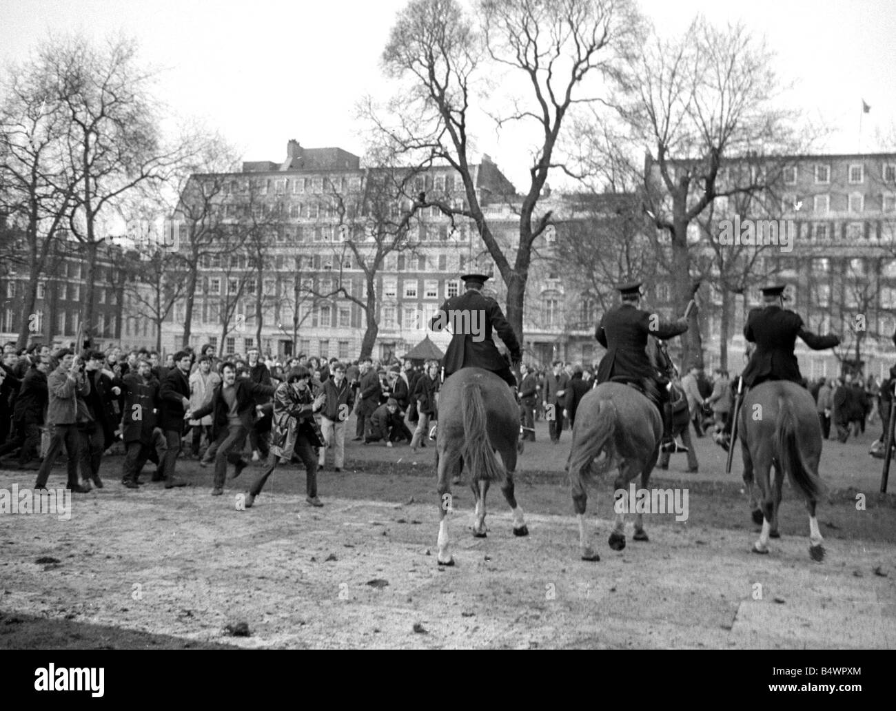 Une manifestation devant l'ambassade américaine à Londres, Grosvenor Square contre la participation des États-Unis à la guerre du Vietnam, mène à la violence avec la police 91 blessés et 200 manifestants arrêtés.;Mars 1968;DM Y2616-2C Banque D'Images