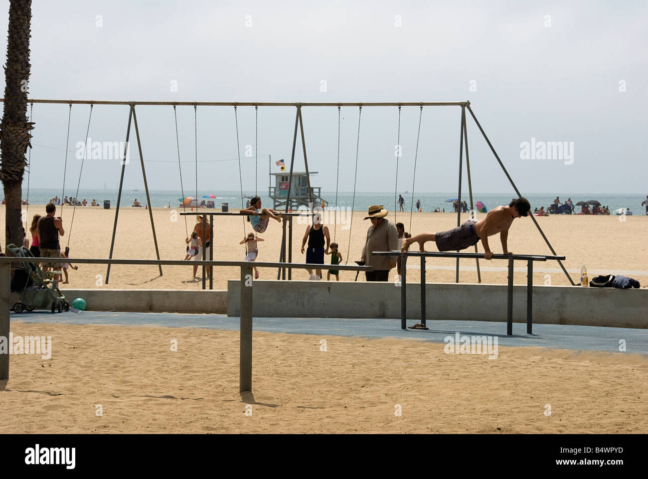 La plage de Santa Monica CA Personnes foule reposant, piscine, prendre le soleil et avoir l'amusement jouer des jeux, châteaux de sable, la marche, les vagues Banque D'Images