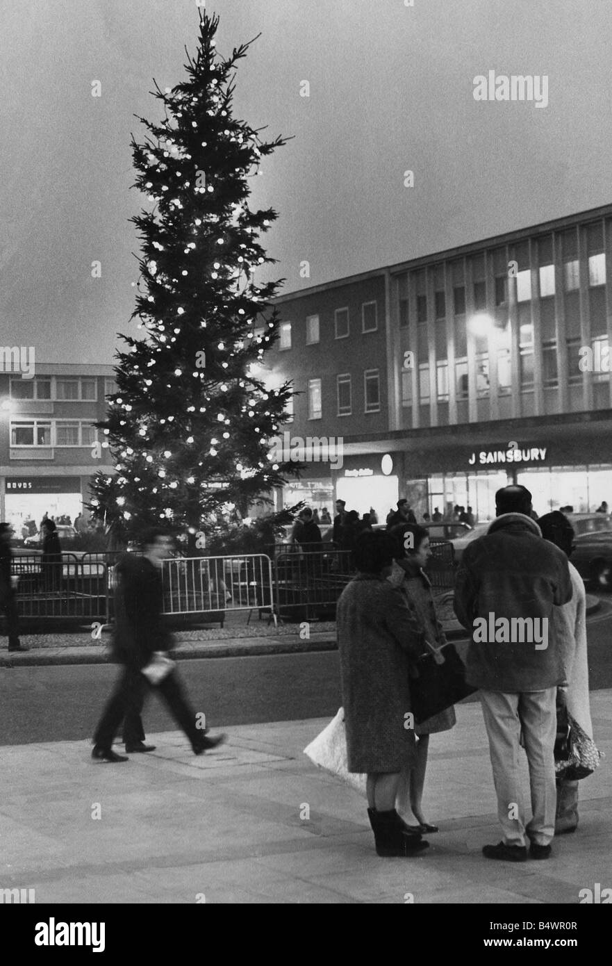 La scène de Noël en place avec la Solihull Mell arbre lumineux dominant la scène comme les magasins recherche acheteurs pour mer Banque D'Images