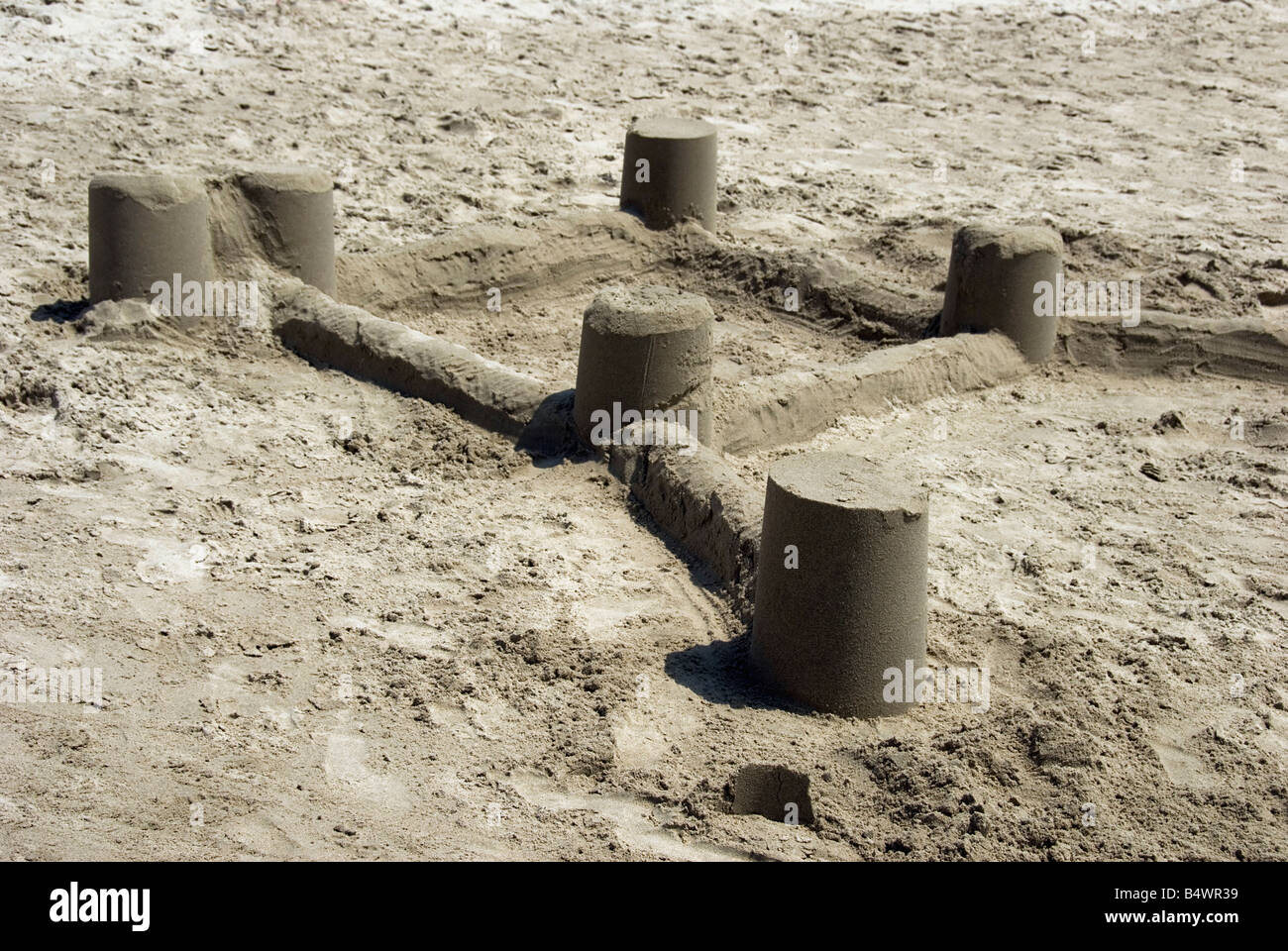 La plage de Santa Monica CA Personnes foule reposant, piscine, prendre le soleil et avoir l'amusement jouer des jeux, châteaux de sable, la marche, les vagues Banque D'Images