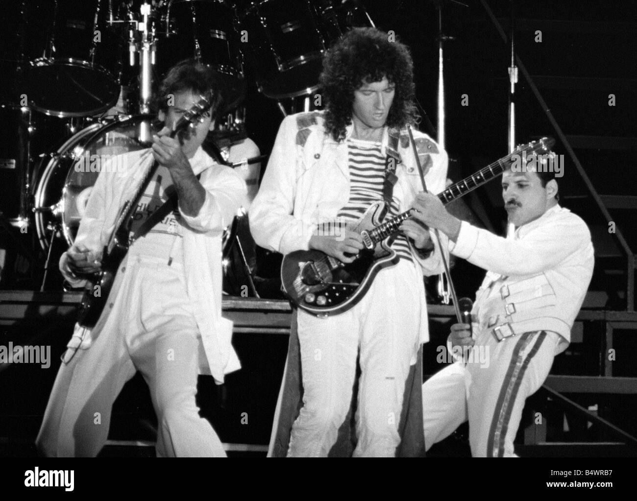 Groupe rock Queen Brian May Freddie Mercury Roger Taylor John Deacon Queen en concert à St James Park à Newcastle Freddie Mercury des années 1980 Banque D'Images