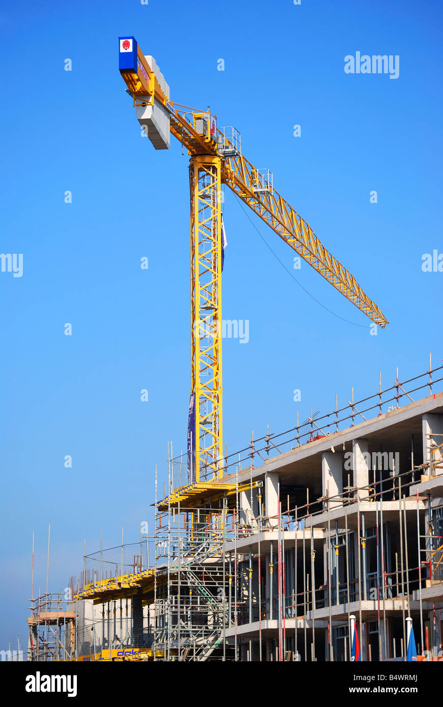 Crane dominant de développement de nouveaux logements, Taunton, Somerset, England, United Kingdom Banque D'Images