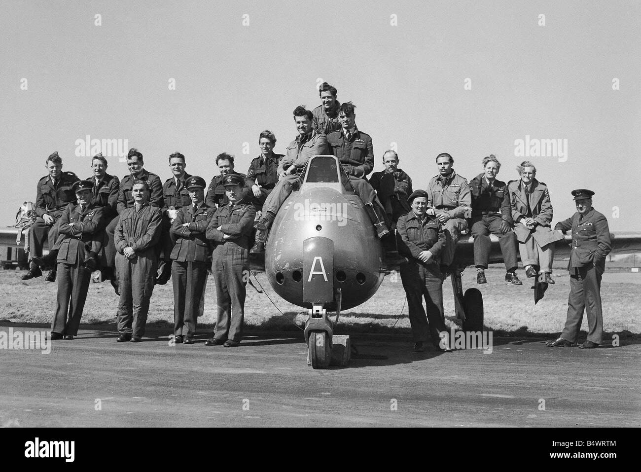 La Royal Air Force d'avions de Havilland Vampire Mai 1951 d'un escadron de pilotes et leurs équipes au sol et le personnel et de s'asseoir autour de stand Banque D'Images