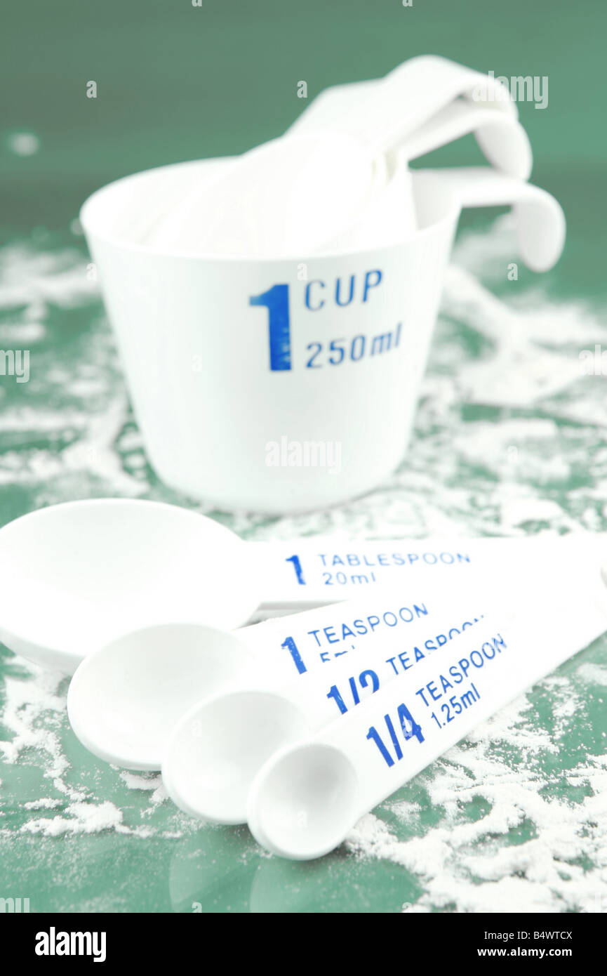 Tasses à mesurer isolé sur fond vert Banque D'Images