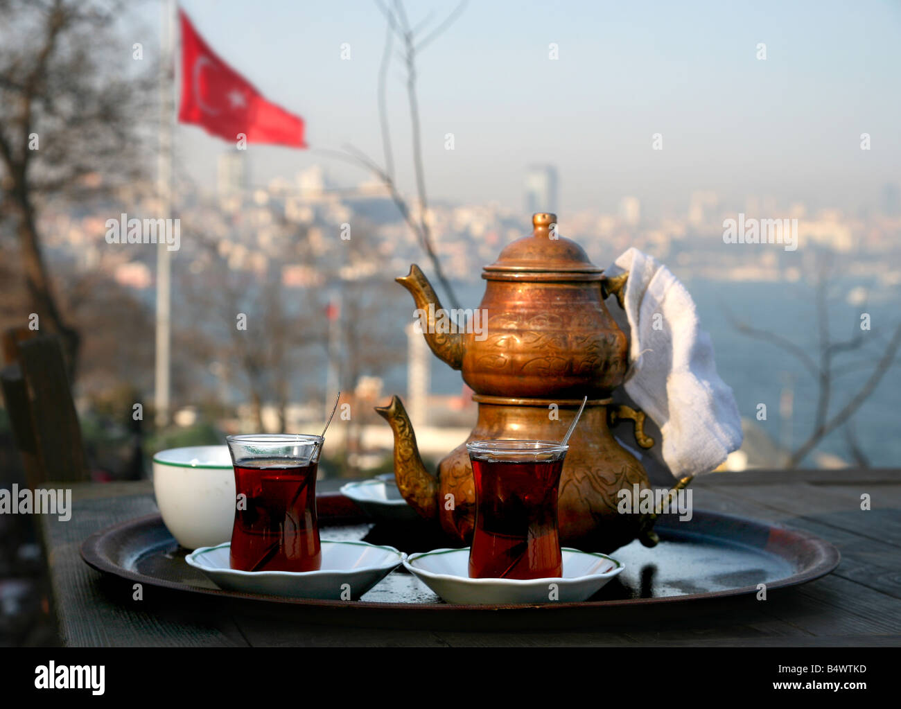 Thé turc avec Golden Horn et drapeau turc derrière. Banque D'Images