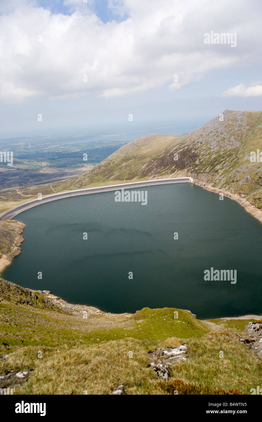 Marchlyn Mawr de réservoir Elidir Fawr en montagne avec Anglesey en Snowdonia la distance Banque D'Images