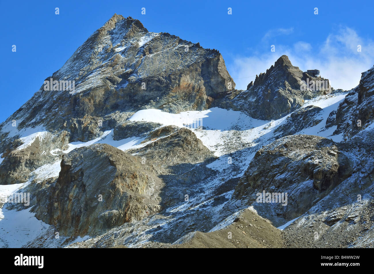 Refuge Bertol en Suisse sous une nouvelle couche de neige. aytumn Banque D'Images