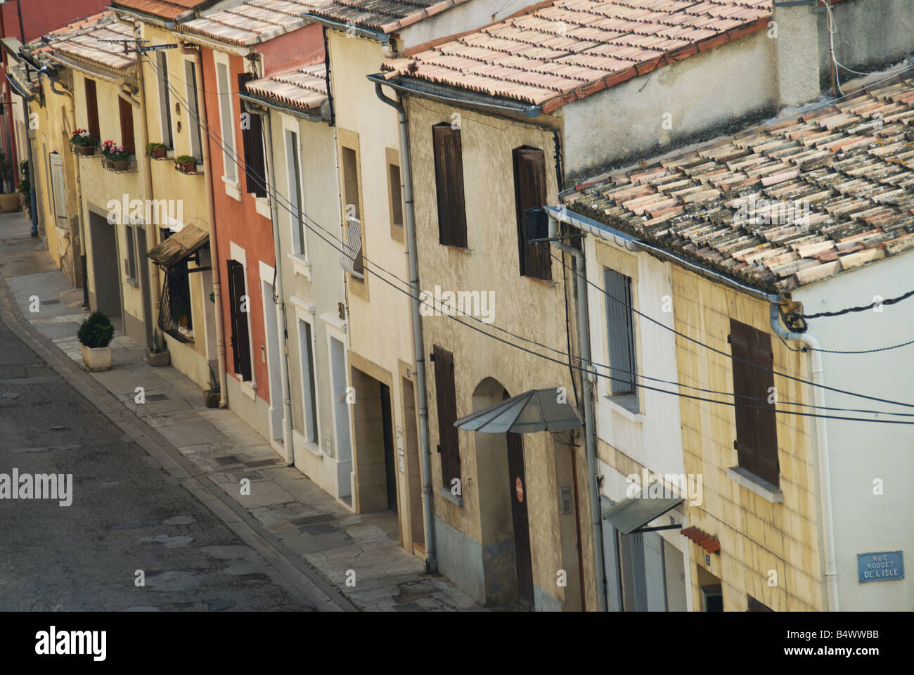 Une rangée de maisons traditionnelles aux toits de la rue Rouget de L'Isle Aigues Mortes. Banque D'Images