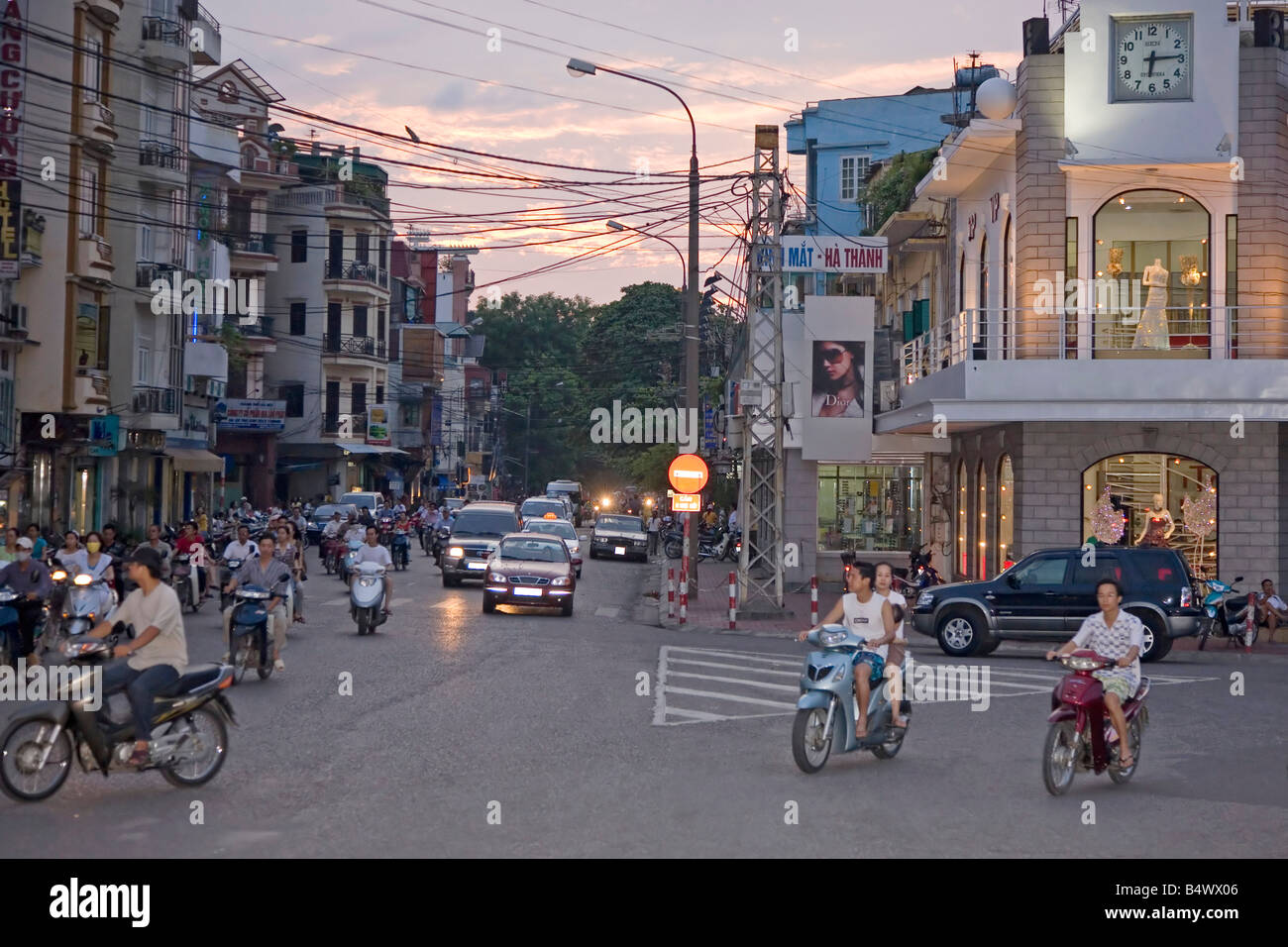 Soirée le trafic du nord Vietnam Hanoi Banque D'Images