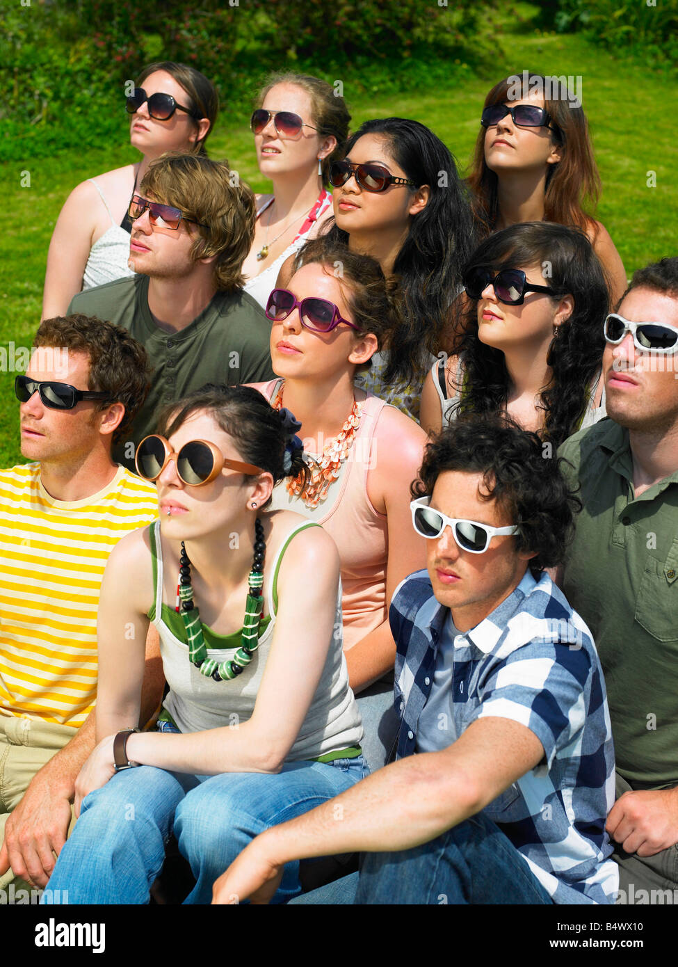 Groupe de personnes portant des lunettes de soleil Photo Stock - Alamy