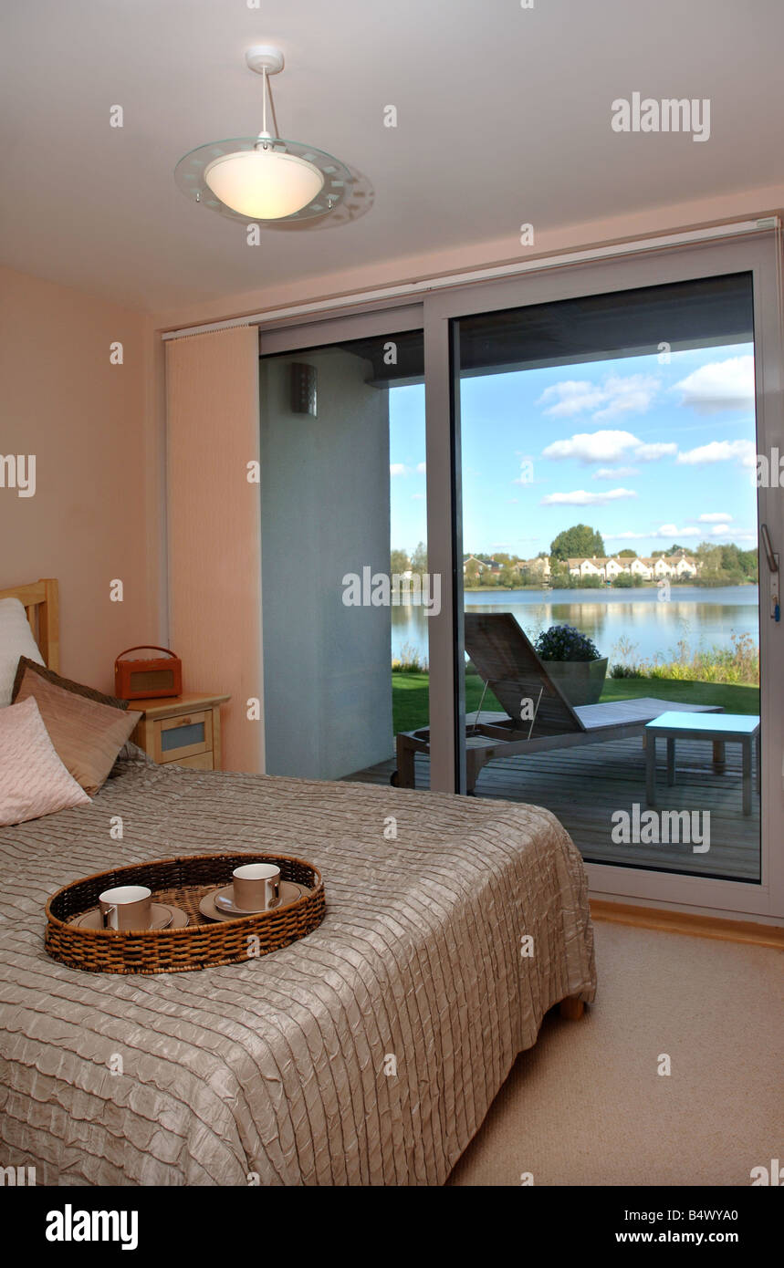 Une CHAMBRE AVEC UN BALCON DANS UN APPARTEMENT AU BORD DE L'EAU À LA LOWER MILL ESTATE PRÈS DE CIRENCESTER GLOUCESTERSHIRE UK Banque D'Images