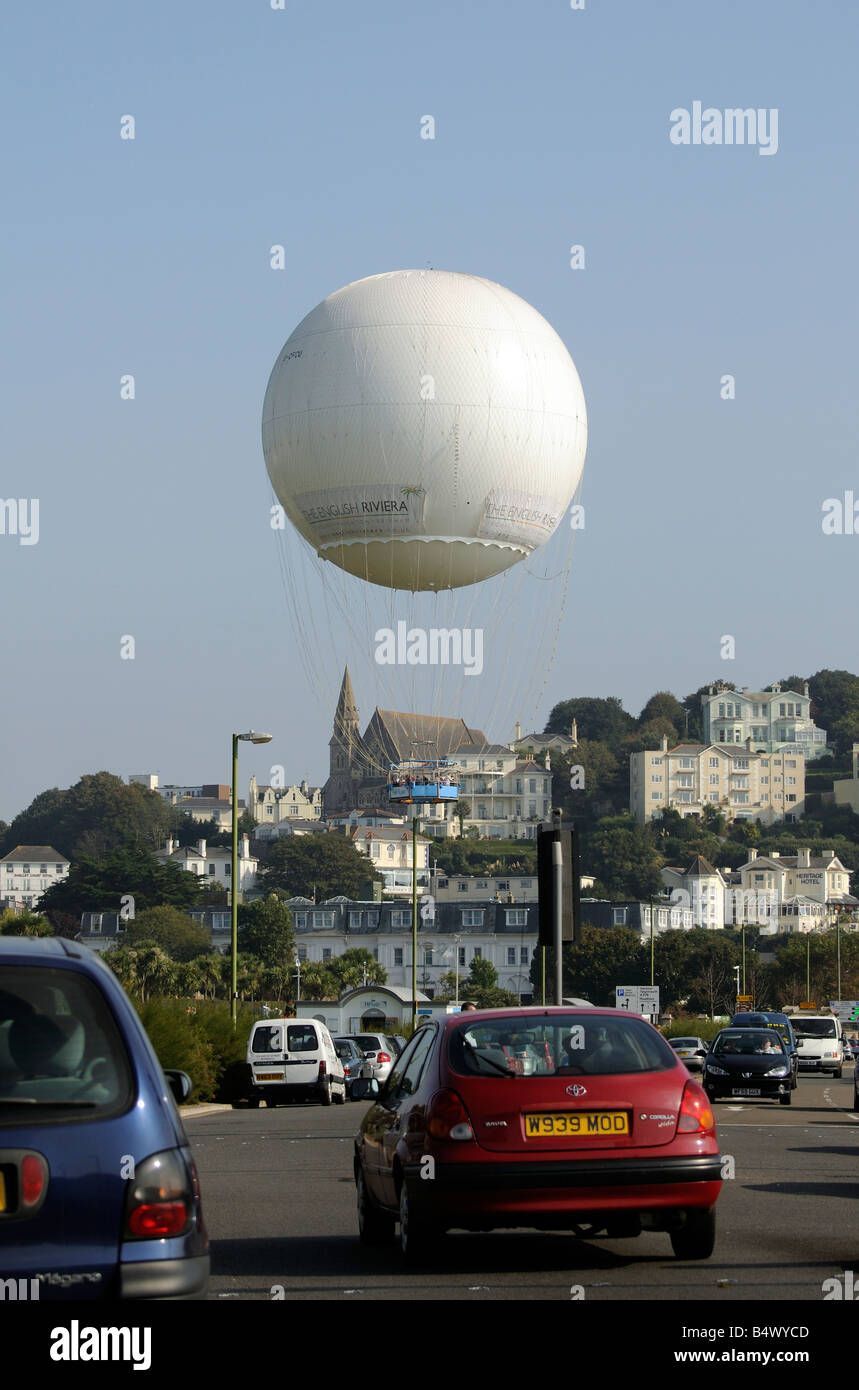 Un Hiflyer Tethered balloon flying sur Torquay Devon, Angleterre Banque D'Images