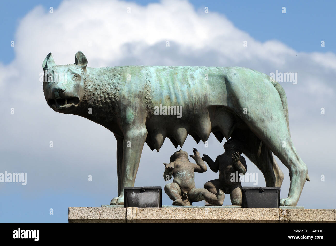 1997 monument en bronze de femmes avec des bébés loup Romulus et Remus suckling commémore des origines romaines Merida Estrémadure Espagne Banque D'Images