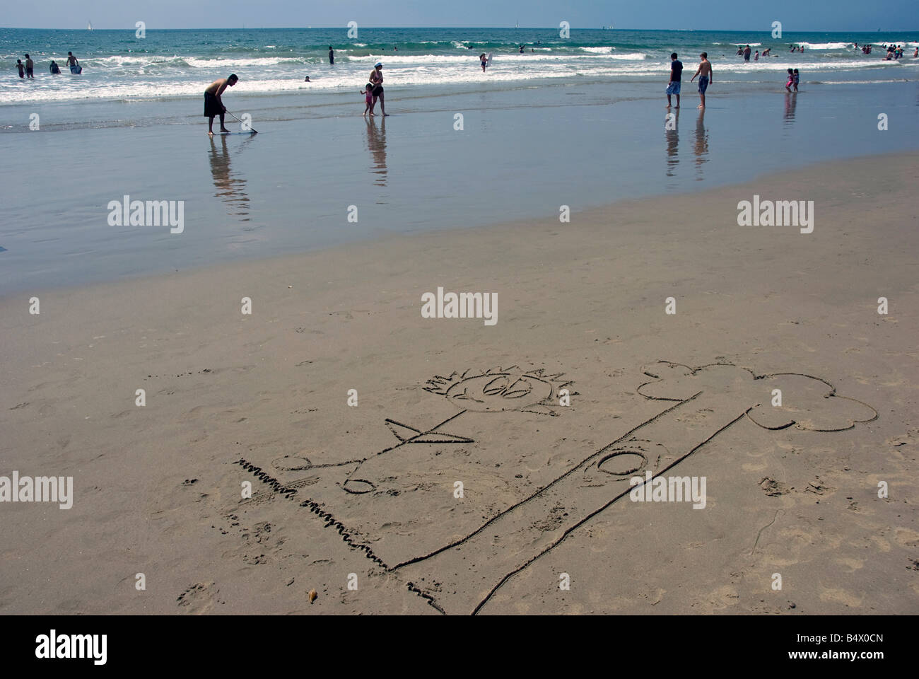 La plage de Santa Monica CA Personnes foule reposant, piscine, prendre le soleil et avoir l'amusement jouer des jeux, châteaux de sable, la marche, les vagues Banque D'Images