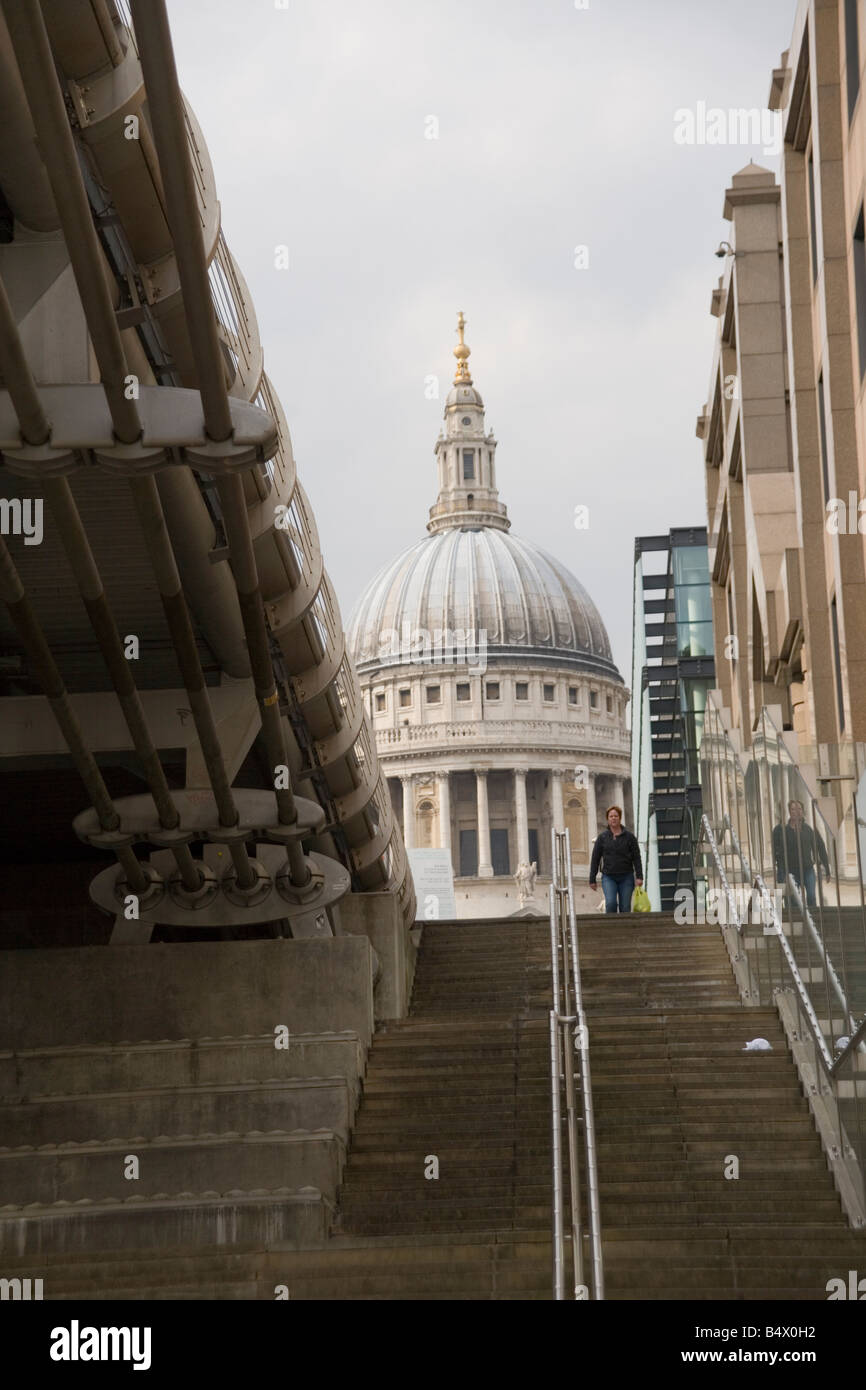 La Cathédrale St Paul et les étapes sur les rives de la Tamise, le ...
