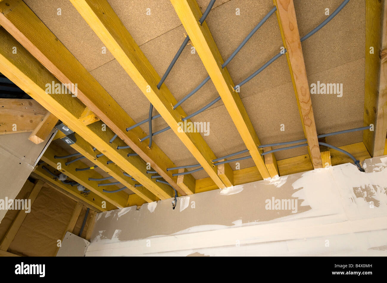 Grange convertie marbre / plafond détails montrant le travail de câblage caché avant bardage, France. Banque D'Images