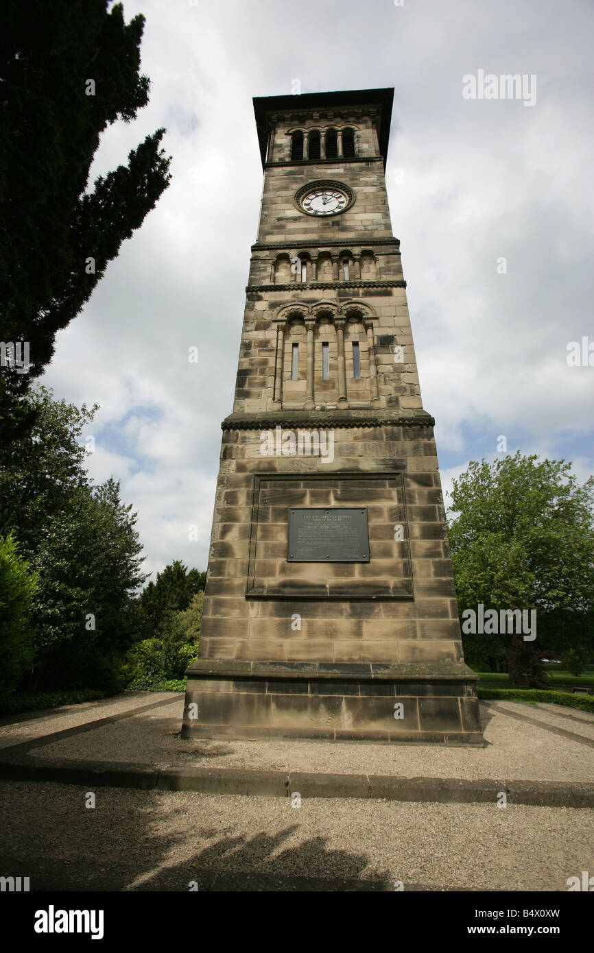 Ville de Lichfield, Angleterre. La Joseph Potter conçu 19e siècle Tour de l'Horloge près de Lichfield's Friary Gardens. Banque D'Images