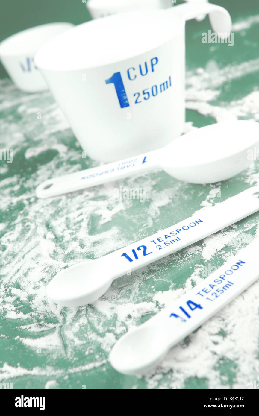 Tasses à mesurer isolé sur fond vert Banque D'Images