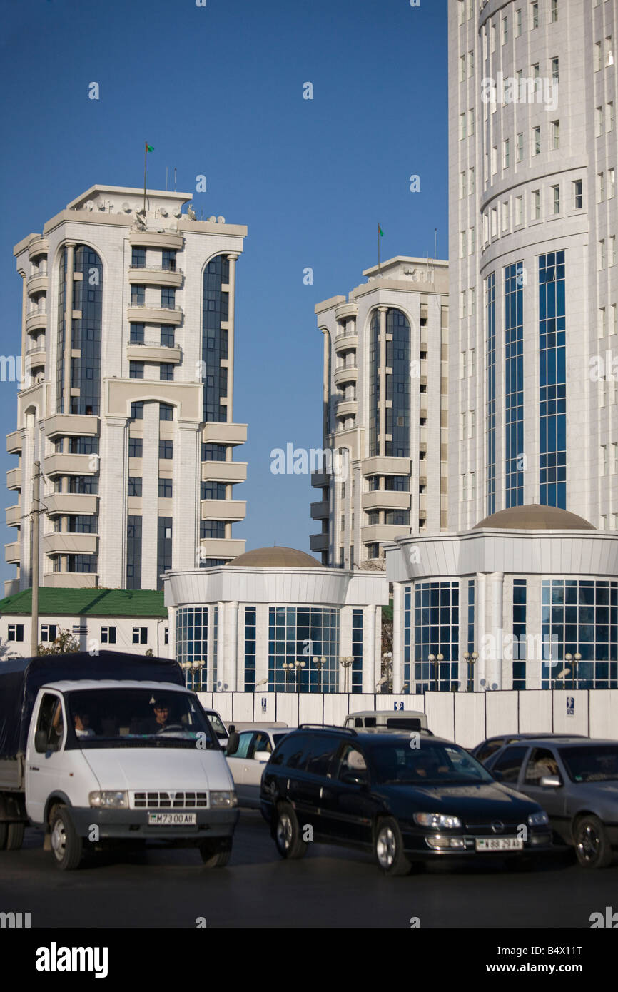 Le trafic et les nouveaux bâtiments à Achgabat Banque D'Images